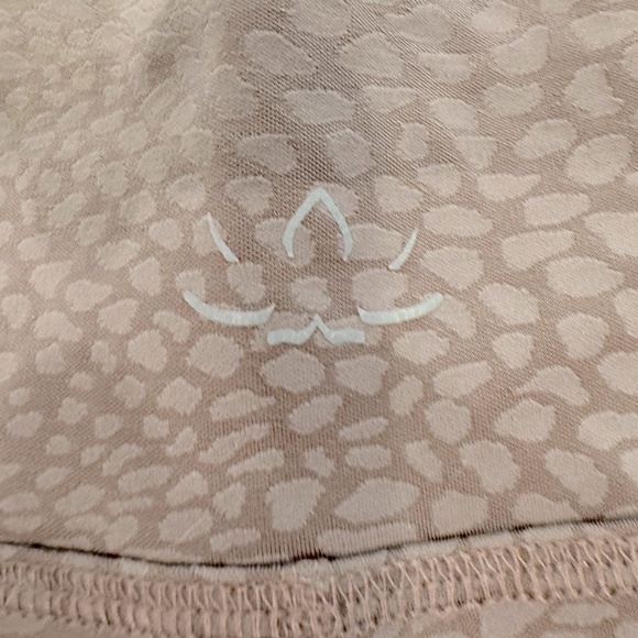 Beyond Yoga Soft Cocoa Animal Print Leggings size Medium - Picture 7 of 8